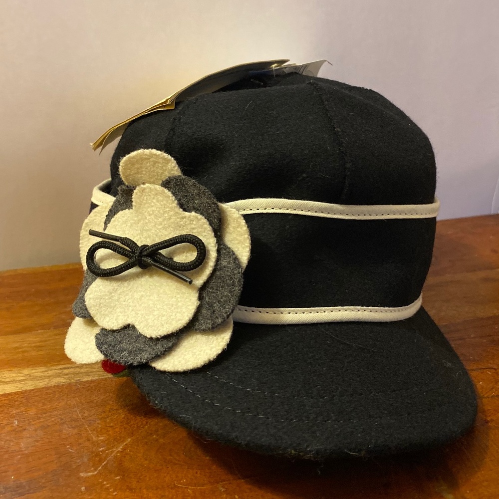 Stormy Kromer Peddle Pusher Woman’s cap black and white
